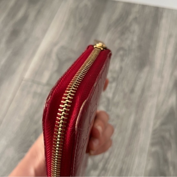 Authenticated Used Louis Vuitton Zippy Wallet  Monogram Vernis Pomme d'Amour Red - Picture 8 of 16
